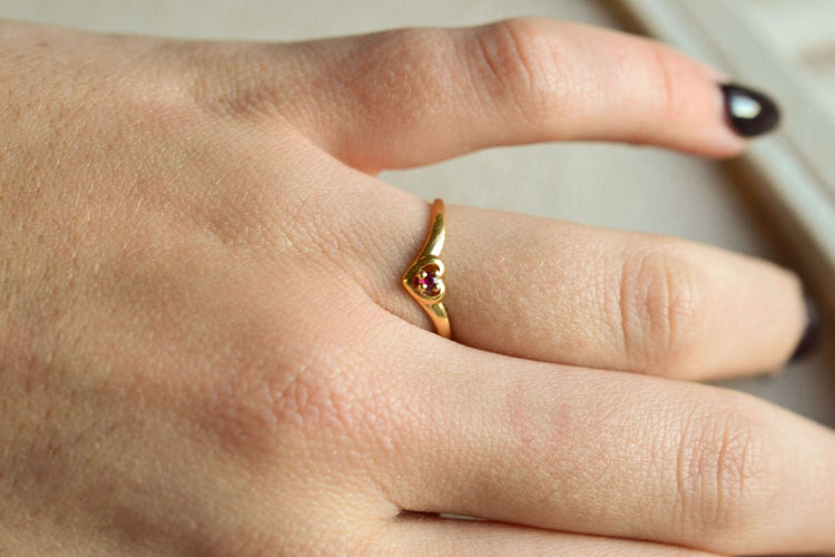 Bague cœur ajouré en or jaune 18 carats et rubis 58 Facettes 3691