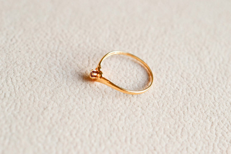 Bague cœur ajouré en or jaune 18 carats et rubis 58 Facettes 3691