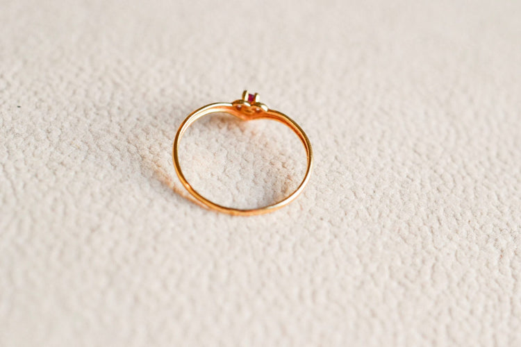 Bague cœur ajouré en or jaune 18 carats et rubis 58 Facettes 3691