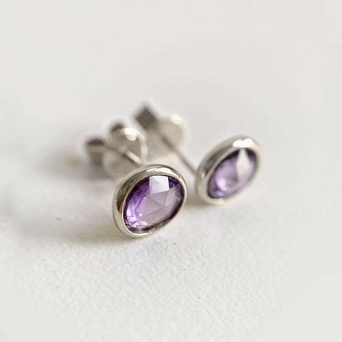 Boucles d'oreilles Aitches Love More - Boucles d'oreilles en or blanc et saphirs violets 58 Facettes GER1041RP