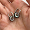 Boucles d'oreilles Jullie - Boucles d'oreilles en nacre noire 58 Facettes SER1024WG