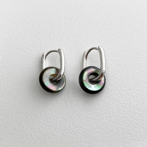 Boucles d'oreilles Jullie - Boucles d'oreilles en nacre noire 58 Facettes SER1024WG
