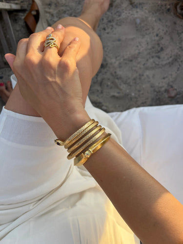 Bracelet Lalaounis - Bracelet jonc ouvrant martelé en or jaune 22k 58 Facettes 1