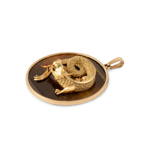 Pendentif Pendentif - Dragon en relief sur œil-de-tigre en or jaune 58 Facettes 1