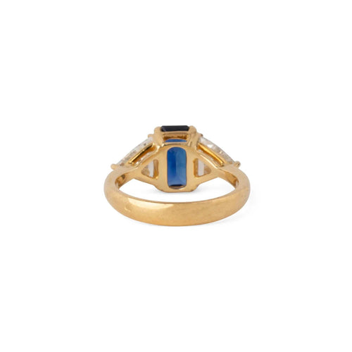 Bague 48.5 Bague saphir taille émeraude en or jaune et diamants triangle 58 Facettes 1