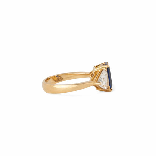 Bague 48.5 Bague saphir taille émeraude en or jaune et diamants triangle 58 Facettes 1