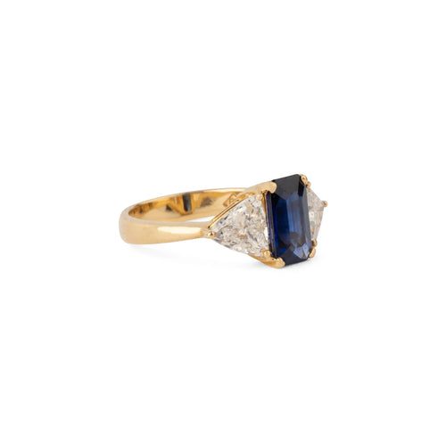 Bague 48.5 Bague saphir taille émeraude en or jaune et diamants triangle 58 Facettes 1