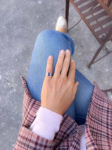 Bague 48.5 Bague saphir taille émeraude en or jaune et diamants triangle 58 Facettes 1