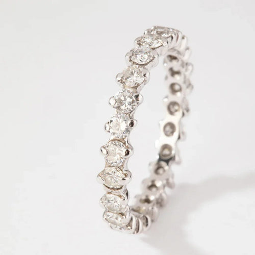 Bague 61 Alliance sertie de diamants en or gris 18k 58 Facettes 1