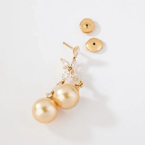 Boucles d'oreilles Boucles d'oreilles pendantes en or jaune, diamants et perle des mers du Sud 58 Facettes 1