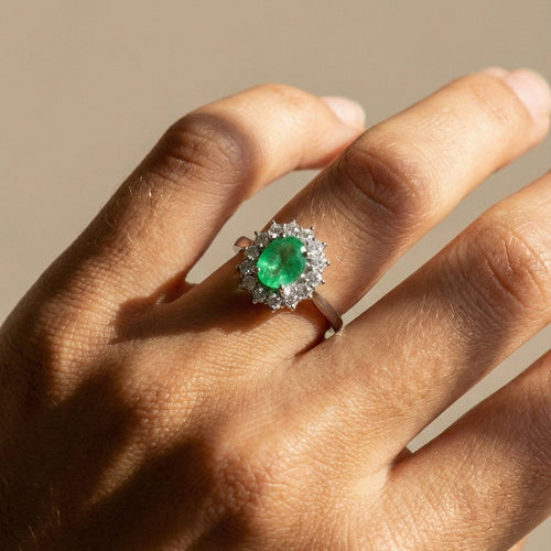 61.5 Bague entourage en or blanc 18K avec émeraude et brillants 58 Facettes 2340