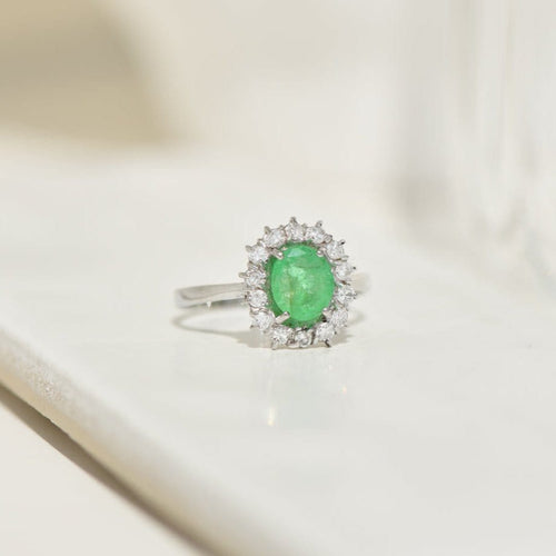 61.5 Bague entourage en or blanc 18K avec émeraude et brillants 58 Facettes 2340