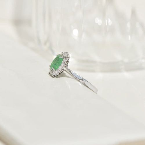 61.5 Bague entourage en or blanc 18K avec émeraude et brillants 58 Facettes 2340