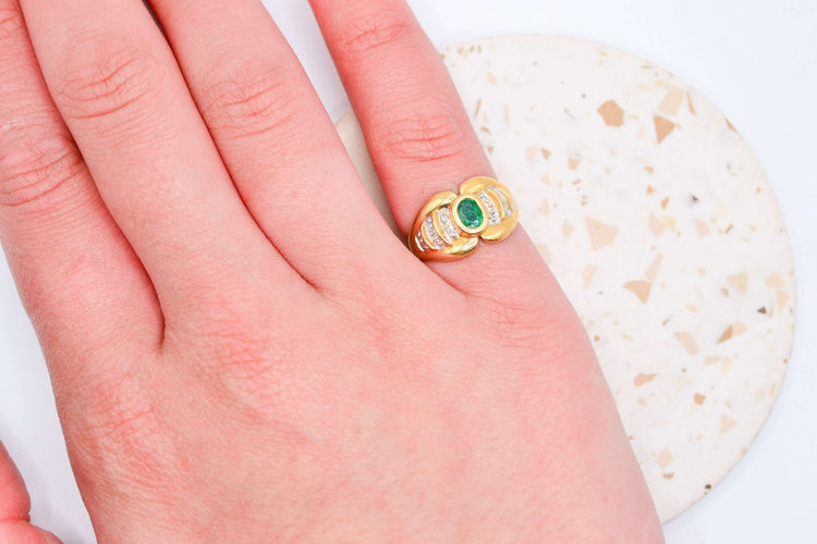 Bague 50 Bague nœud en or jaune, émeraude et diamants 58 Facettes 3988