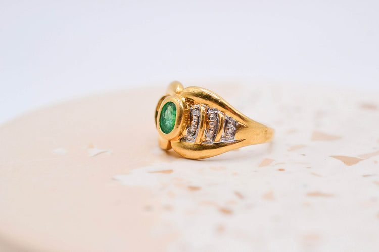 Bague 50 Bague nœud en or jaune, émeraude et diamants 58 Facettes 3988