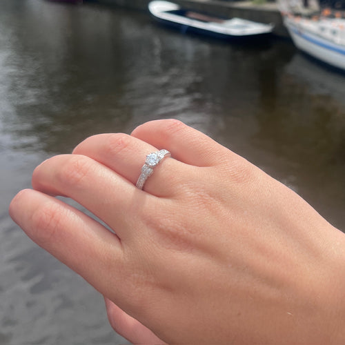 Bague 52.5 Bague Solitaire Vintage en or blanc 18k et diamants 58 Facettes 5499D82A8BC741C38EDD420BCC568F0F