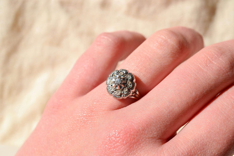 Bague Bague fleur en or blanc 18 carats et diamants 58 Facettes 3971