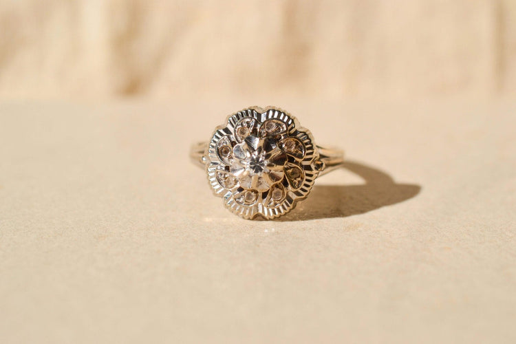 Bague Bague fleur en or blanc 18 carats et diamants 58 Facettes 3971