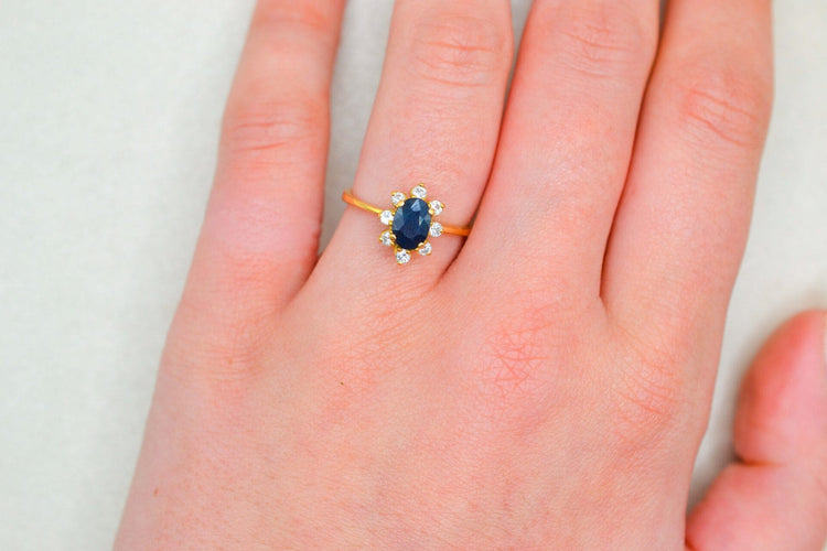Bague 53 Bague marguerite en or jaune, saphir et diamants 58 Facettes 3985