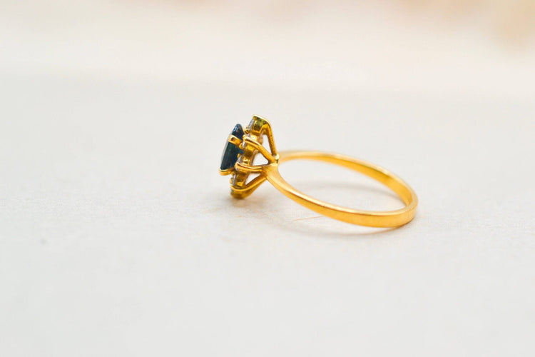 Bague 53 Bague marguerite en or jaune, saphir et diamants 58 Facettes 3985