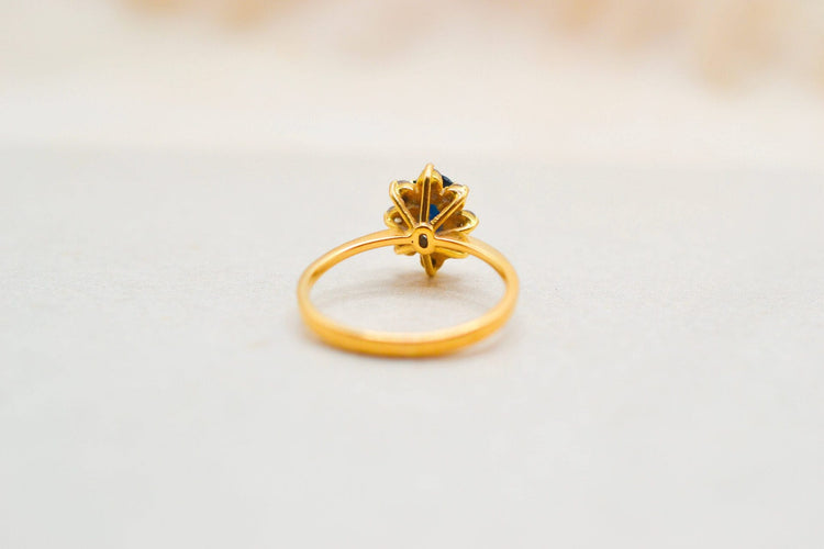 Bague 53 Bague marguerite en or jaune, saphir et diamants 58 Facettes 3985