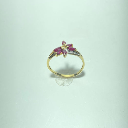 Bague motif floral en or jaune, rubis et diamants 58 Facettes 260122