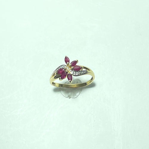 Bague motif floral en or jaune, rubis et diamants 58 Facettes 260122