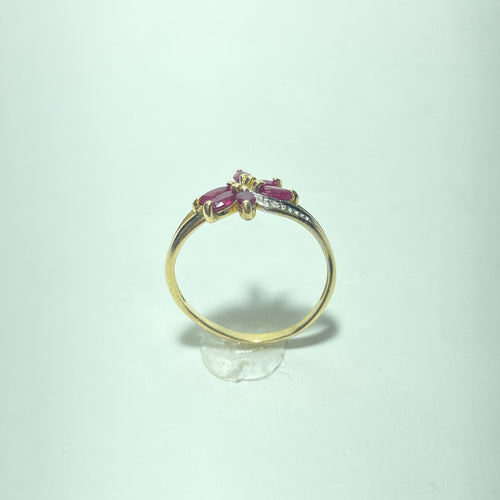 Bague motif floral en or jaune, rubis et diamants 58 Facettes 260122