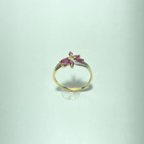 Bague motif floral en or jaune, rubis et diamants 58 Facettes 260122