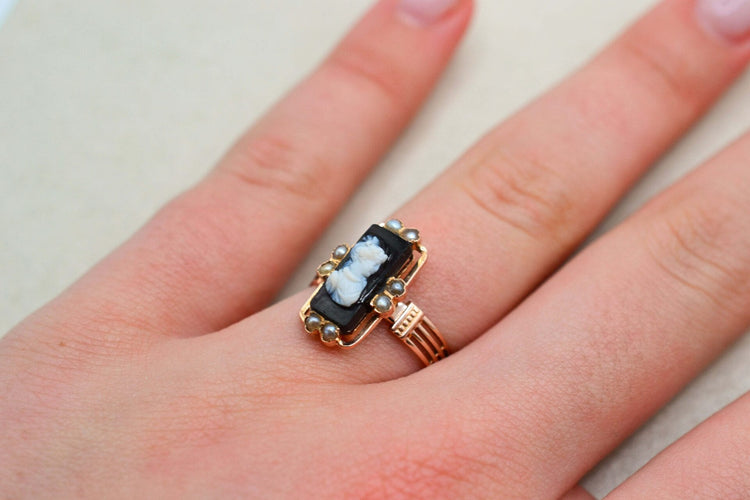 Bague 54 Bague camée en or rose 18 carats et perles 58 Facettes 3931