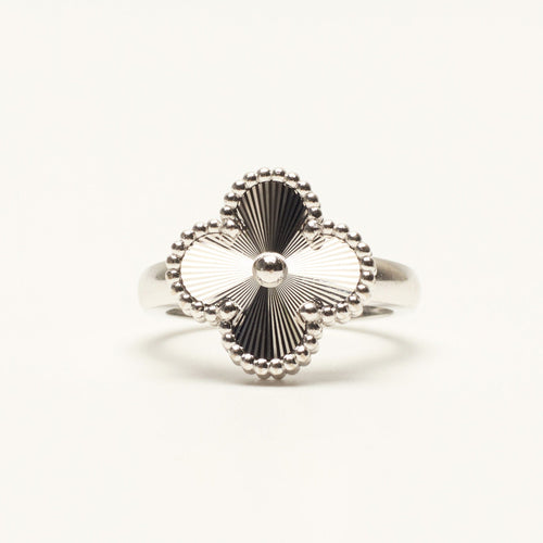 53 Van Cleef & Arpels Vintage Alhambra - Bague guillochée en or blanc 58 Facettes