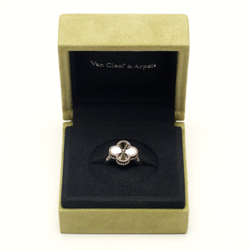 53 Van Cleef & Arpels Vintage Alhambra - Bague guillochée en or blanc 58 Facettes