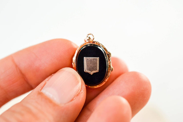 Médaillon - Pendentif ouvrant en or jaune 18 carats et onyx 58 Facettes 3903
