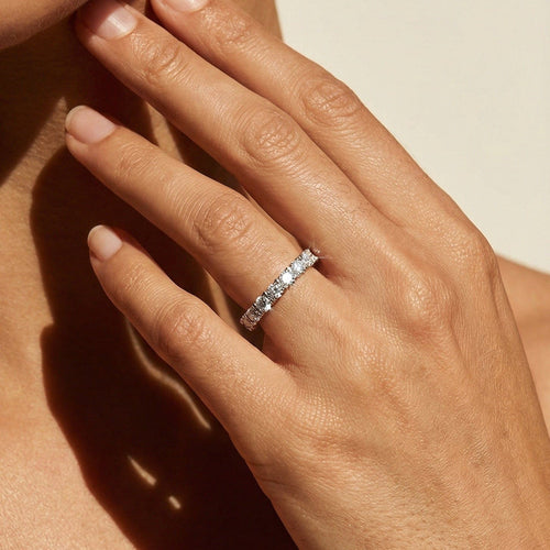 49 Bague mémoire en or blanc 14K et 21 diamants 0,63 ct 58 Facettes HJ250202