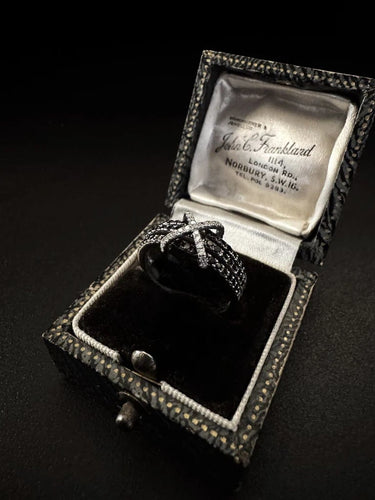Bague 54 Bague en or blanc avec diamants noirs et blancs 58 Facettes