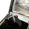 Bague 54 Bague en or blanc avec diamants noirs et blancs 58 Facettes