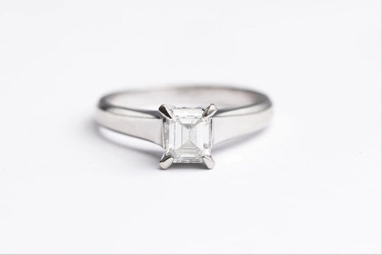 51 Bague solitaire en platine avec diamant taille émeraude 58 Facettes BO/190194