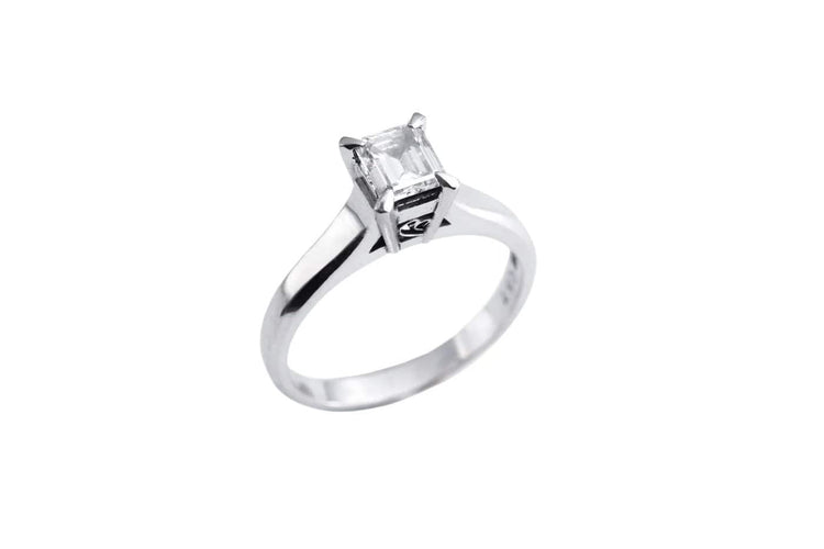 51 Bague solitaire en platine avec diamant taille émeraude 58 Facettes BO/190194