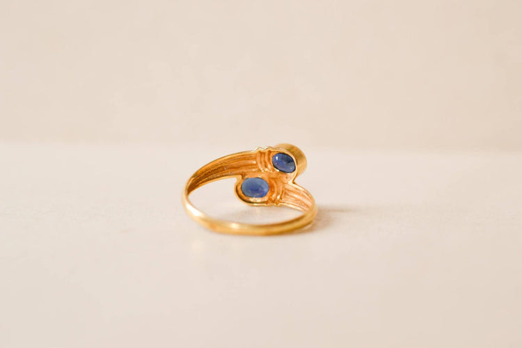 Bague Toi et Moi en or jaune 18 carats et saphirs 58 Facettes Ref3581