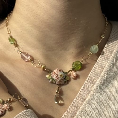 Gabriella Rivalta - Collier fleur émaillée en or jaune, corail et gemmes 58 Facettes 36331