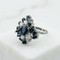 55 Bague en or blanc avec diamants et saphirs 58 Facettes 1601