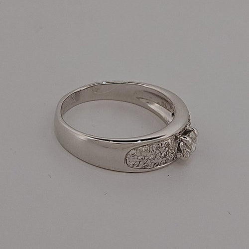 Bague en or blanc avec diamants