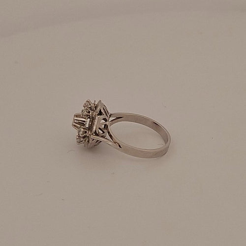 Bague entourage en or blanc 18 carats et brillants