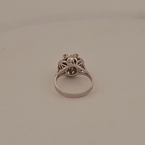Bague entourage en or blanc 18 carats et brillants