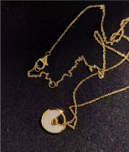Collier Cartier - Collier Amulette en nacre et or jaune 58 Facettes Jnci40