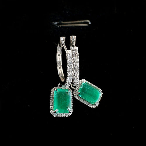 Boucles d'oreilles AITCHES - Boucles d'oreilles pendantes émeraudes et diamants en or blanc 18K 58 Facettes GER1019WG