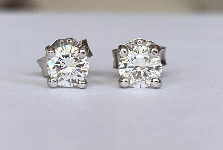 Bague Boucles d'oreilles solitaires en or blanc 18 kt et diamants 58 Facettes earrings
