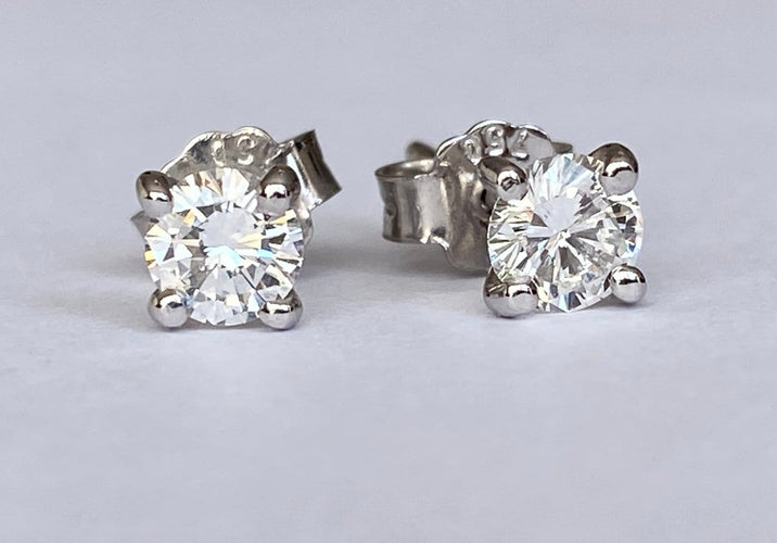 Bague Boucles d'oreilles solitaires en or blanc 18 kt et diamants 58 Facettes earrings