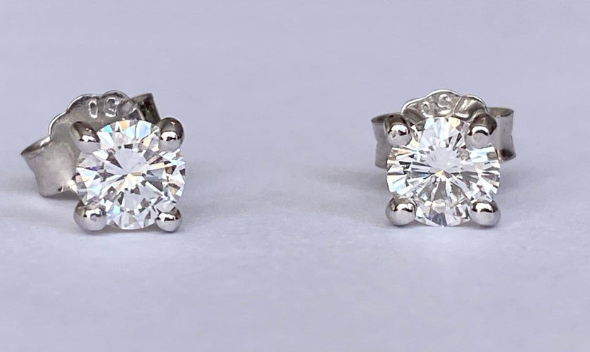 Bague Boucles d'oreilles solitaires en or blanc 18 kt et diamants 58 Facettes earrings