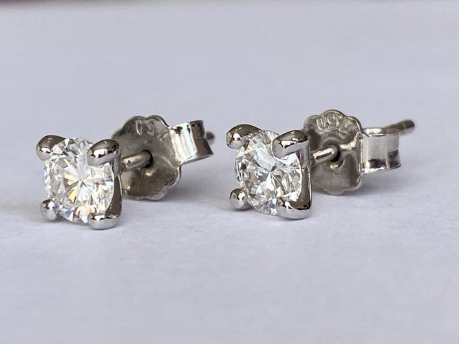 Bague Boucles d'oreilles solitaires en or blanc 18 kt et diamants 58 Facettes earrings